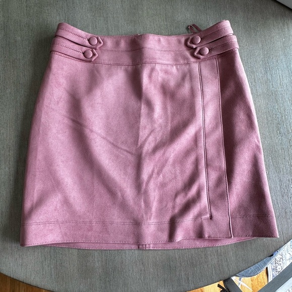 White House Black Market Blush Mini Skirt - Picture 3 of 9